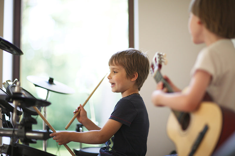 La música i el nen: beneficis, eines i com abordar-los