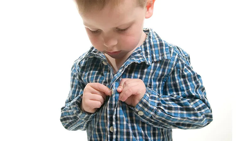 Com ensenyar al teu fill a vestir-se sol?